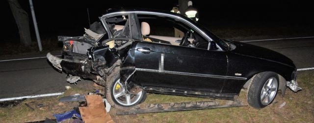 Nie żyje 19-latek z BMW, który roztrzaskał się o drzewo. Lekarzom nie udało się go uratować