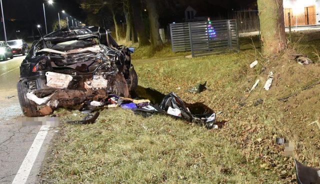 Nie żyje 19-latek z BMW, który roztrzaskał się o drzewo. Lekarzom nie udało się go uratować
