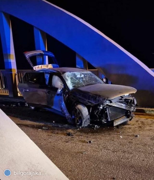 Nie zmieścił się na moście, wjechał w zabytkową konstrukcję. Kierowca audi był pijany (zdjęcia)