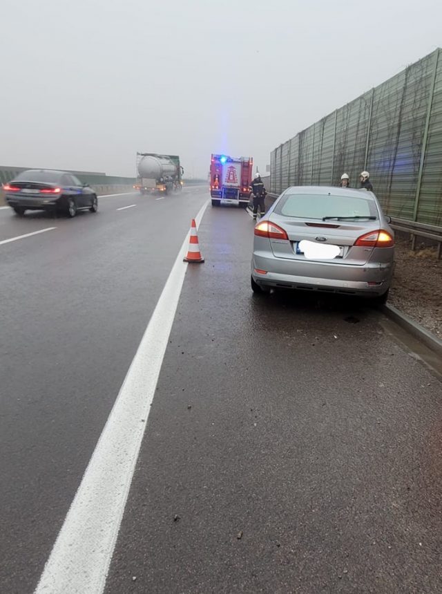 Pojazd osobowy uderzył w bariery, utrudnienia w ruchu na drodze ekspresowej (zdjęcia)