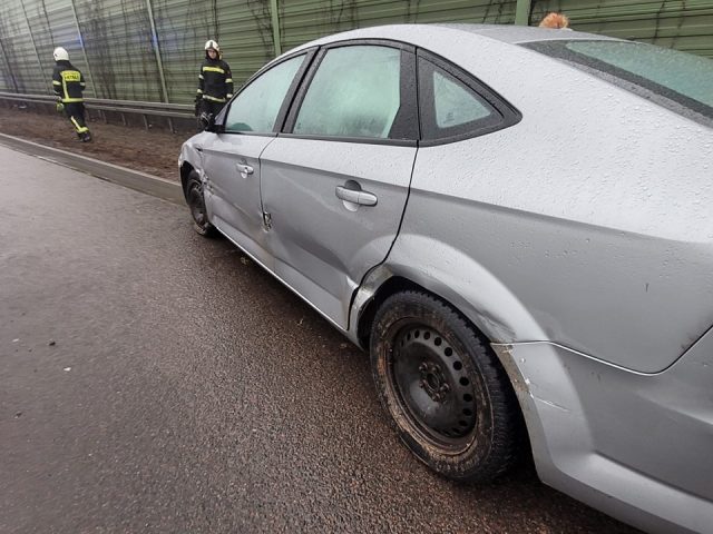 Pojazd osobowy uderzył w bariery, utrudnienia w ruchu na drodze ekspresowej (zdjęcia)