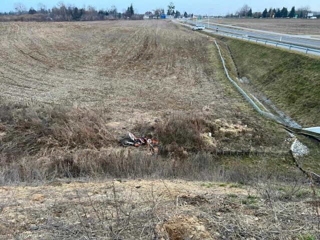 Wyjechał motocyklem crossowym pojeździć po skarpie. Teraz leży połamany w szpitalu (zdjęcia)