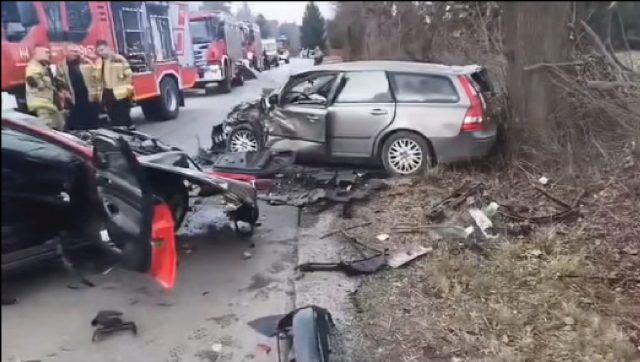 Na łuku drogi zjechał na przeciwległy pas jezdni. Czołowe zderzenie audi z volvo zakończyło się tragicznie (zdjęcia, wideo)
