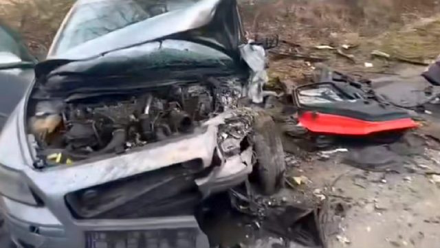 Na łuku drogi zjechał na przeciwległy pas jezdni. Czołowe zderzenie audi z volvo zakończyło się tragicznie (zdjęcia, wideo)