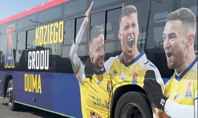 Autobus w barwach Motoru Lublin zbulwersował mieszkańców Świdnika. Przewoźnik musiał wycofać pojazd