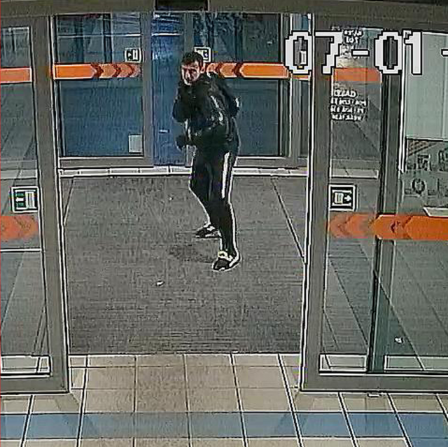 Atak na pracownika kantoru w Lublinie. Policjanci poszukują tego mężczyzny (zdjęcia)