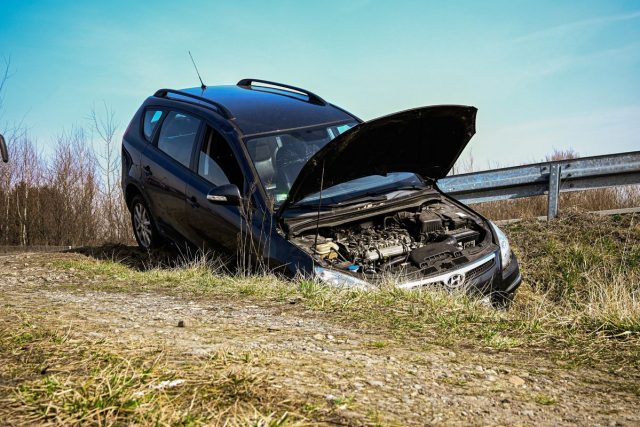 Pijany kierowca uderzył w bariery, uciekający pasażer wyrzucił mefedron i wiatrówkę (zdjęcia)
