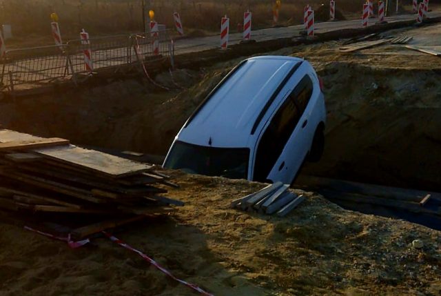 Pijany 29-latek widowiskowo zakończył podróż. Miał przy sobie narkotyki (zdjęcia)