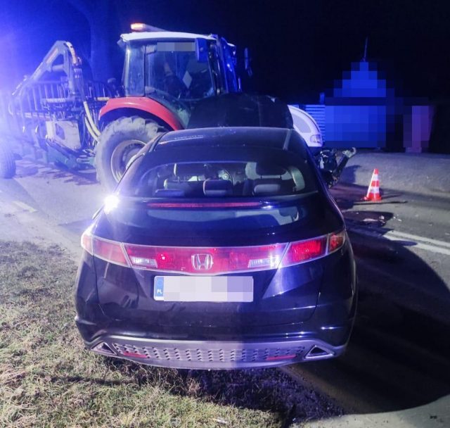 Wsiadł pijany za kierownicę hondy, doprowadził do zderzenia z ciągnikiem rolniczym (zdjęcia)