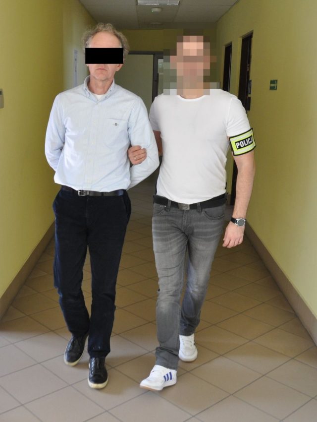 Przyjechał odebrać pieniądze z oszustwa. „Odbierak” w rękach policjantów (zdjęcia)