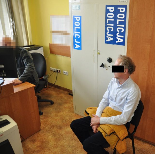 Przyjechał odebrać pieniądze z oszustwa. „Odbierak” w rękach policjantów (zdjęcia)