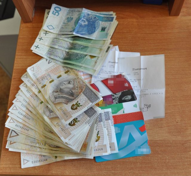 Przyjechał odebrać pieniądze z oszustwa. „Odbierak” w rękach policjantów (zdjęcia)