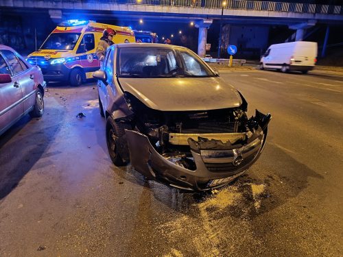 Skręcała w lewo, nie zauważyła nadjeżdżającego mercedesa. Doprowadziła do wypadku (zdjęcia)