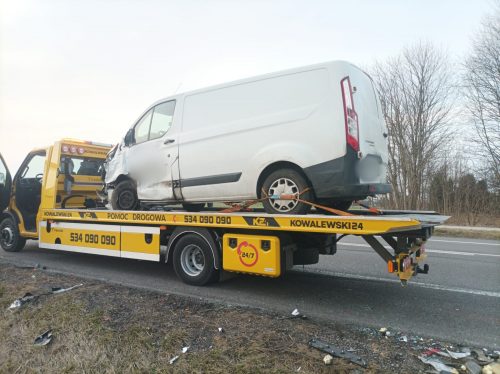 Zderzenie dwóch pojazdów na drodze krajowej nr 12. W akcji służby ratunkowe