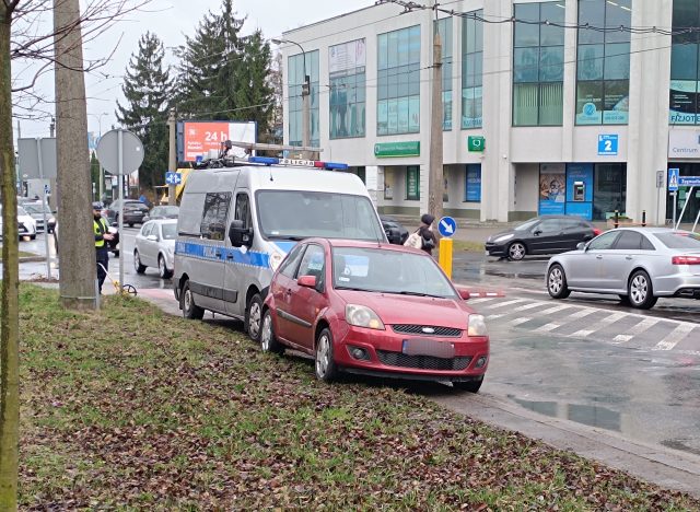 Dziecko potrącone na przejściu dla pieszych. Wjechał w nie kierowca forda (zdjęcia)