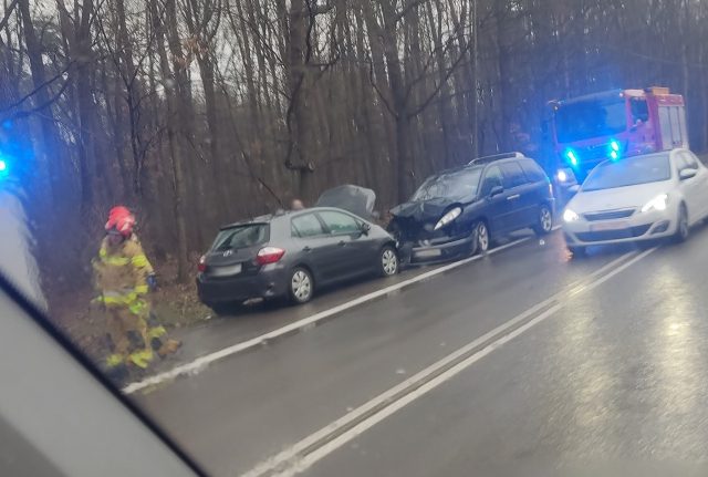 Wyprzedzając doprowadził do czołowego zderzenia. Uciekł ze szpitala, znalazł się w środku nocy (zdjęcia)