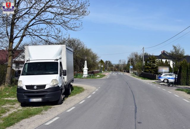 Nastolatka wyjechała z bocznej drogi wprost przed dostawczego renaulta. Z obrażeniami ciała trafiła do szpitala (zdjęcia)