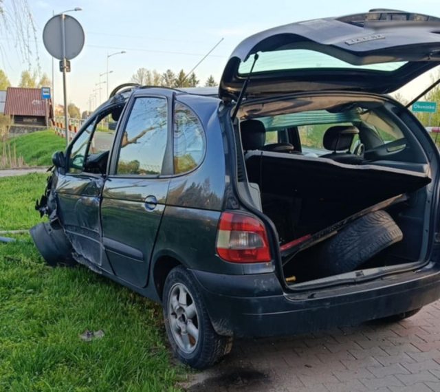 Pijany kierowca szalał w Okunince, auto dachowało na chodniku. Wszystko nagrała kamera (foto, wideo)
