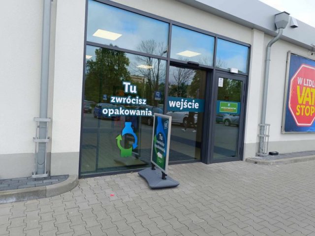 W tym Lidl zdecydowanie prześcignął Biedronkę. Posiada już butelkomaty we wszystkich sklepach