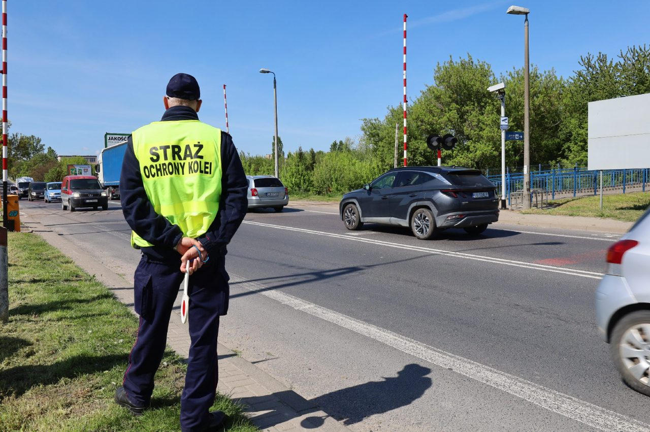 Wielu kierowców ignoruje czerwone światło i wjeżdża na tory. Pracownicy PKP postanowili przypomnieć zasady (zdjęcia)