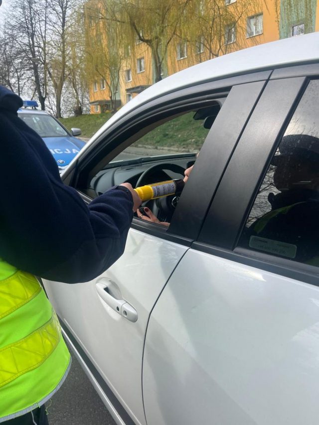 15 kwietnia to Światowy Dzień Trzeźwości. Policjanci w Lublinie sprawdzają trzeźwość kierowców (zdjęcia)