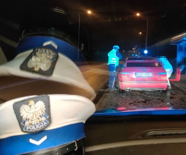 Driftowanie dwóch BMW na rondzie zakończone mandatami. W jednym pojeździe nie zgadzał się stan drogomierza (zdjęcia)