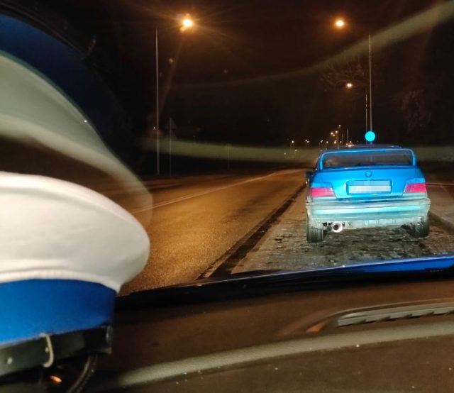 Driftowanie dwóch BMW na rondzie zakończone mandatami. W jednym pojeździe nie zgadzał się stan drogomierza (zdjęcia)