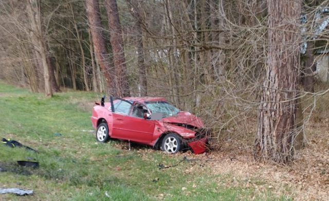 Czołowe zderzenie dwóch pojazdów. Droga krajowa nr 82 zablokowana, są osoby poszkodowane (zdjęcia)