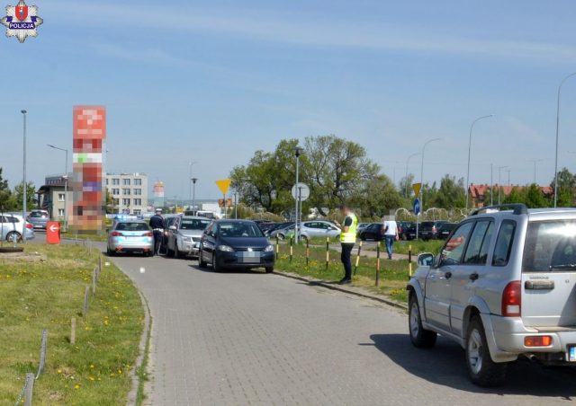 79-latek cofał hondą, potrącił pieszą. 77-latka trafiła do szpitala (zdjęcia)