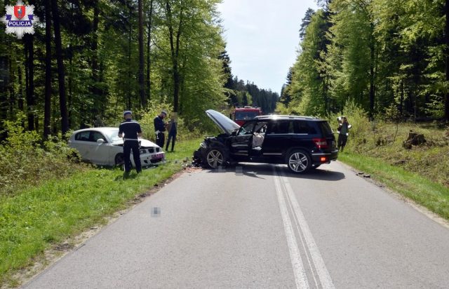 Wyprzedzanie na wzniesieniu zakończone groźną kolizją. 5000 zł mandatu dla sprawcy (zdjęcia)