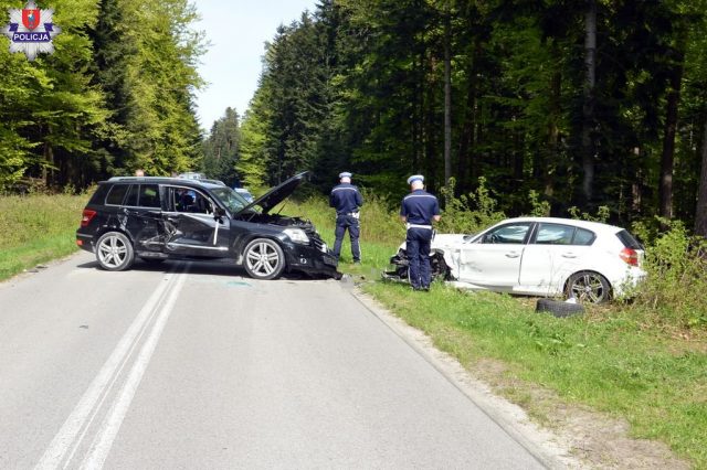 Wyprzedzanie na wzniesieniu zakończone groźną kolizją. 5000 zł mandatu dla sprawcy (zdjęcia)