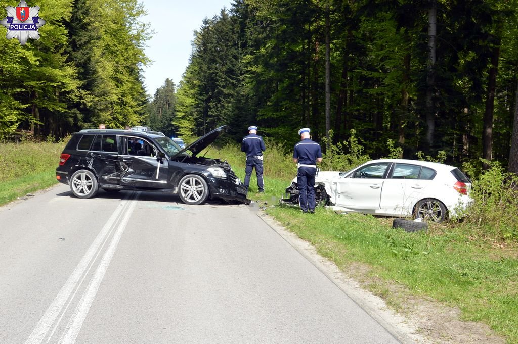 Wyprzedzanie na wzniesieniu zakończone groźną kolizją. 5000 zł mandatu dla sprawcy (zdjęcia)