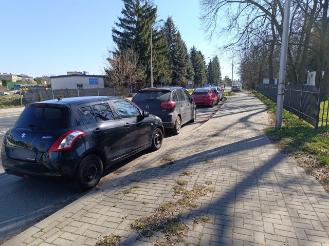 Z zatoki przystankowej zrobili sobie parking. Znak wyrwano, aby straż miejska nie mogła nakładać mandatów (zdjęcia)