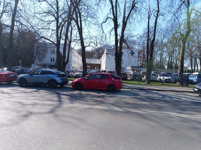 Z zatoki przystankowej zrobili sobie parking. Znak wyrwano, aby straż miejska nie mogła nakładać mandatów (zdjęcia)