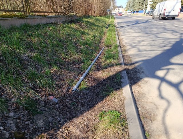 Z zatoki przystankowej zrobili sobie parking. Znak wyrwano, aby straż miejska nie mogła nakładać mandatów (zdjęcia)