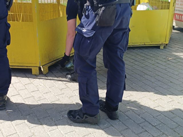 Oblał drzwi mieszkania benzyną i podpalił, w środku były dzieci. Sąsiedzi wzięli sprawy w swoje ręce (zdjęcia)