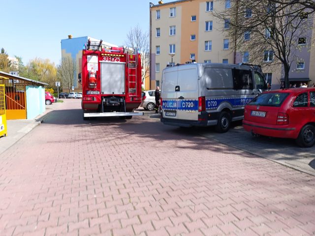 Oblał drzwi mieszkania benzyną i podpalił, w środku były dzieci. Sąsiedzi wzięli sprawy w swoje ręce (zdjęcia)