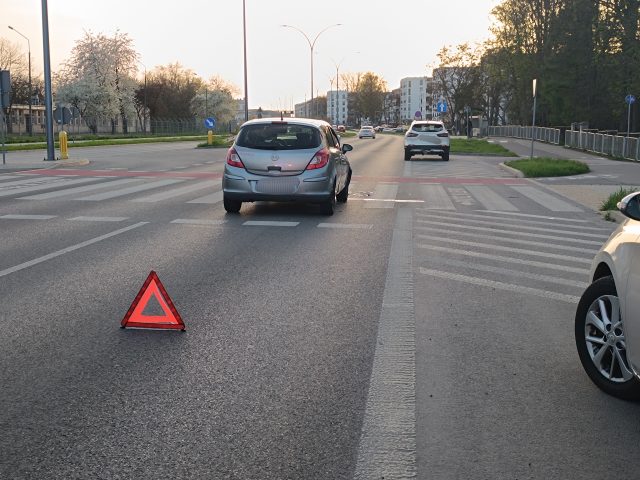 Jedna zatrzymała się przed przejściem, druga nie zdążyła. Opel zderzył się z nissanem (zdjęcia)