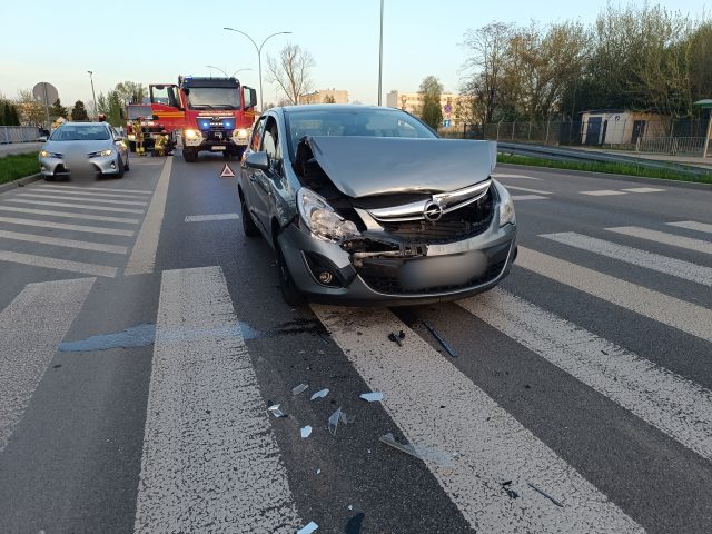 Jedna zatrzymała się przed przejściem, druga nie zdążyła. Opel zderzył się z nissanem (zdjęcia)