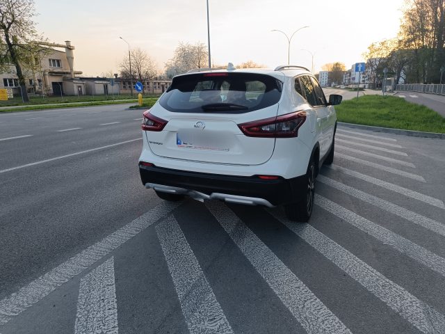 Jedna zatrzymała się przed przejściem, druga nie zdążyła. Opel zderzył się z nissanem (zdjęcia)