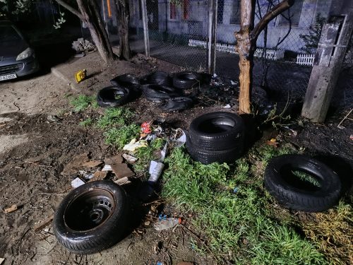 Dwa takie same pożary na ul. Grygowej. Podpalone zostały opony (zdjęcia)