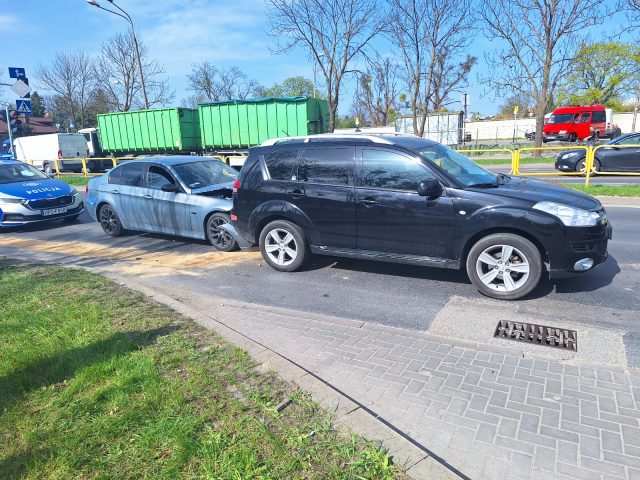 BMW wjechało w znajdujące się przed nim auta. Poszkodowane zostały citroen i volvo (zdjęcia)