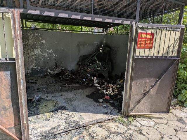 Seria podpaleń altan śmietnikowych przy ul. Turkusowej. Czy na osiedlu grasuje podpalacz? (zdjęcia)