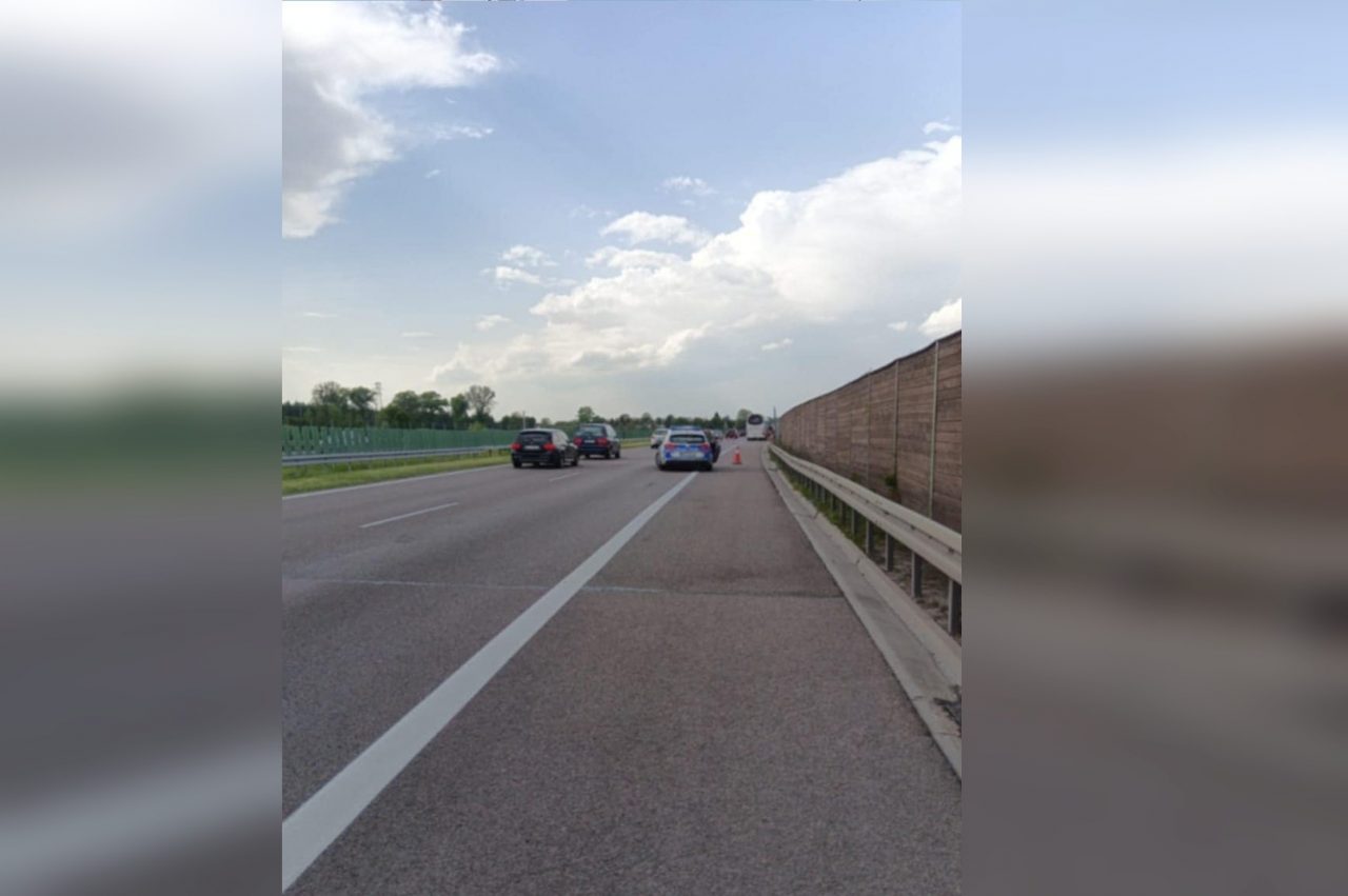 Na ekspresówce od autokaru odpadły koła. Potoczyły się dalej, pojazd został na miejscu (foto)