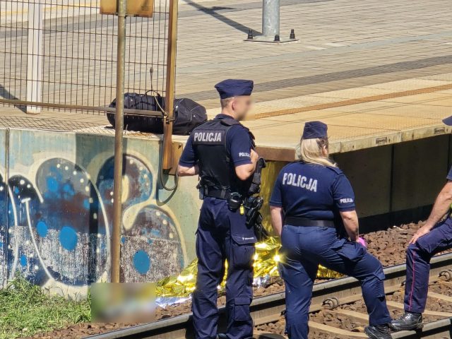 Tragedia na przystanku kolejowym. Nie żyje mężczyzna potrącony przez pociąg (zdjęcia)