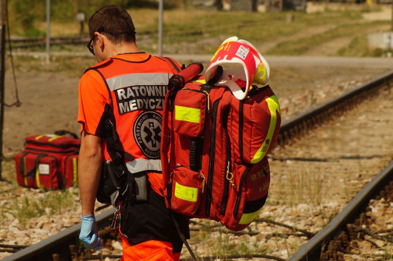 Kolejna śmierć na torach. Życia potrąconej przez pociąg kobiety nie udało się uratować