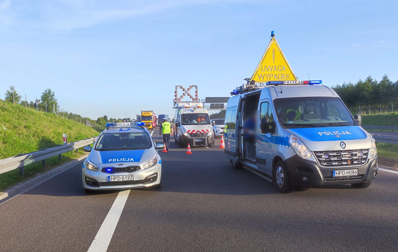 Wypadek na ekspresówce. Trwają działania ratowników, trasa jest zablokowana