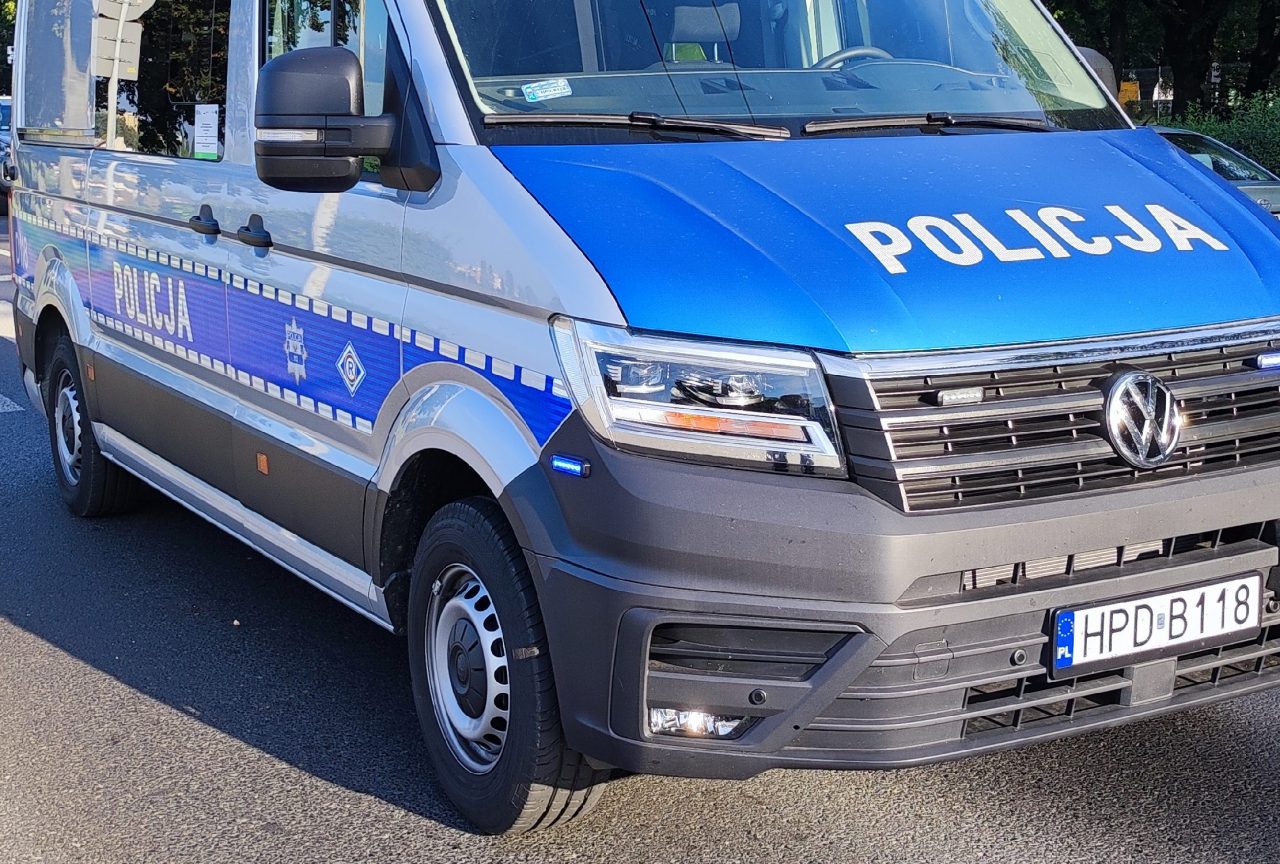 Kolejne zderzenie samochodów na ekspresówce. Na miejscu pracują policjanci