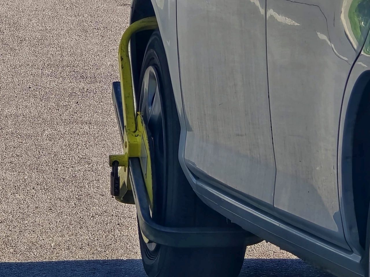 Kierowcy z ulicy zrobili parking, do akcji wkroczyła straż miejska. Na kołach pojawiły się blokady (zdjęcia)