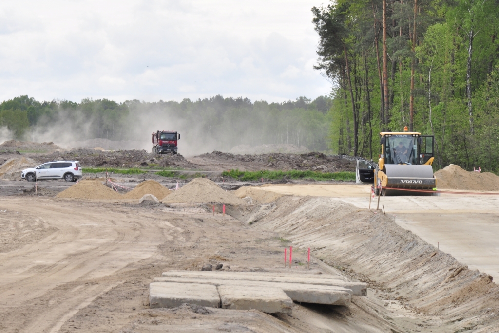 Przez 5 miesięcy wykonali 20 proc. zaplanowanych prac. Jeszcze trochę czasu i w końcu kierowcy ekspresowo ominą Niemce (zdjęcia)